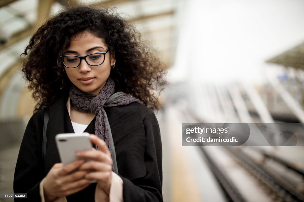 Jonge vrouw SMS op de telefoon