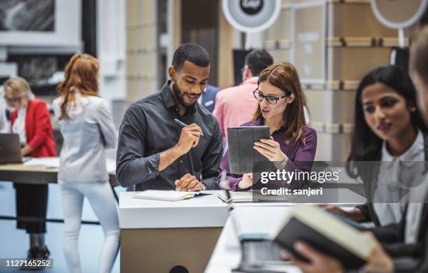 mensen uit het bedrijfsleven bij een conference event - man stand stockfoto's en -beelden