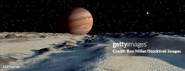 ilustrações, clipart, desenhos animados e ícones de jupiter's large moon, europa, is covered by a thick crust of ice above a vast ocean of liquid water. this crust will often pile up in long ridges as floes crash into one another. - fenda