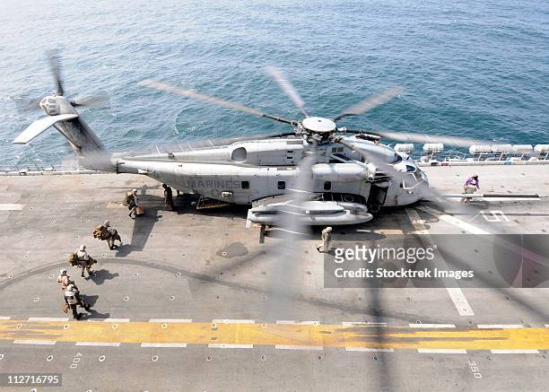 u.s. marines board an mh-53e sea dragon helicopter aboard the uss peleliu. - us marine corps stock pictures, royalty-free photos & images