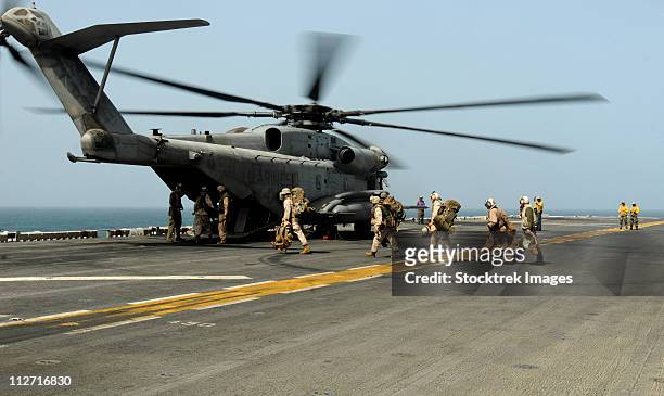 u.s. marines prepare to board a ch-53e super stallion helicopter aboard uss peleliu. - us marine corps stock pictures, royalty-free photos & images