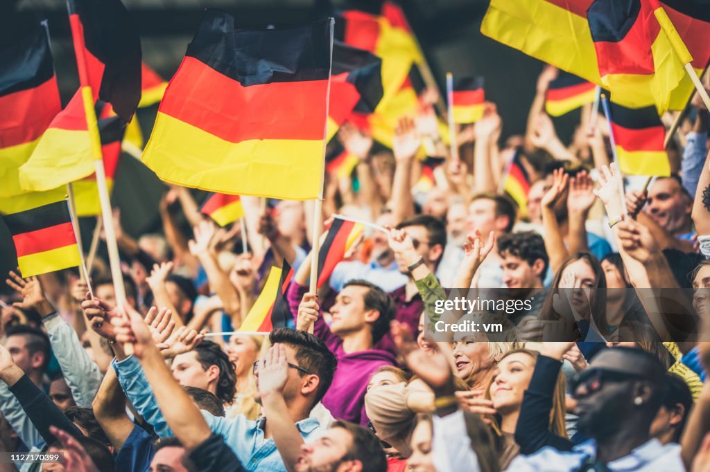 Duitsland supporters zwaaien hun vlaggen op een stadion