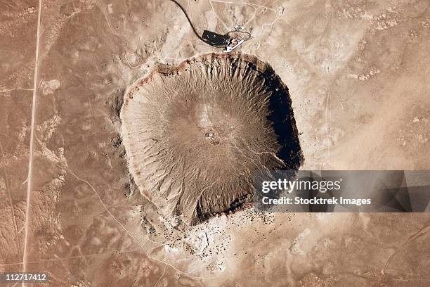 a meteorite impact crater in the northern arizona desert of the united states. - cratera do meteoro arizona imagens e fotografias de stock