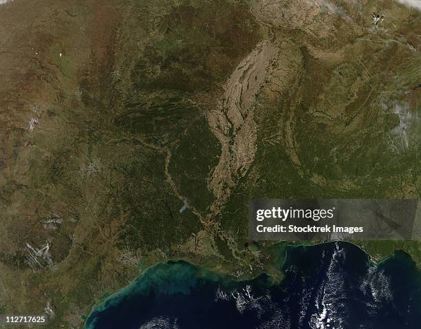 a cloud-free view of the southern united states. - mississippi v arkansas stock pictures, royalty-free photos & images