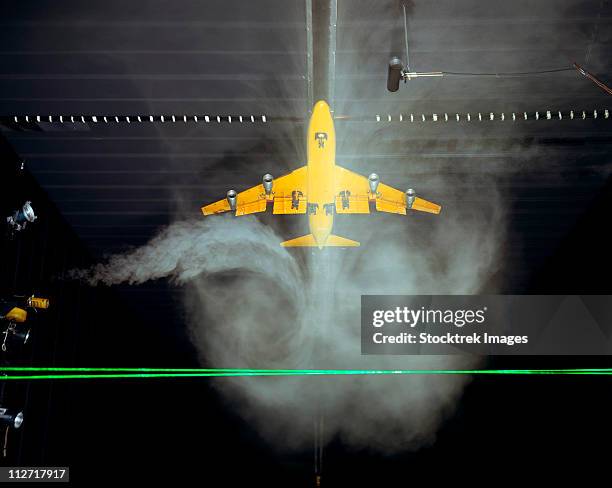 wake vortex flow visualization tests of a boeing 747 model. - wind tunnel testing 個照片及圖片檔