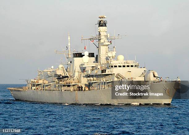 the royal navy frigate hms monmouth transits the atlantic ocean. - marina militare britannica foto e immagini stock