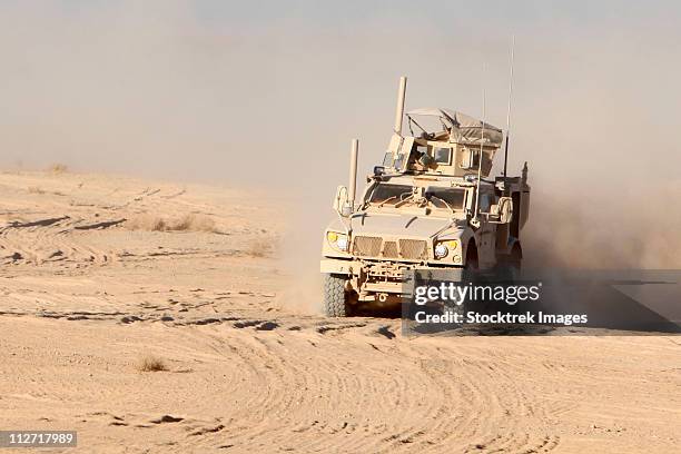 an oshkosh m-atv mine resistant ambush protected all-terrain vehicle. - mine resistant ambush protected fotografías e imágenes de stock