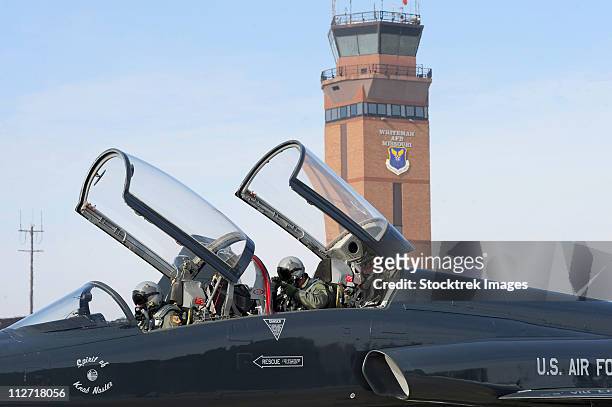 january 26, 2011 - t-38 talon pilots make their final adjustments in the cockpit before takeoff at whiteman air force base, missouri. - us air force stock pictures, royalty-free photos & images
