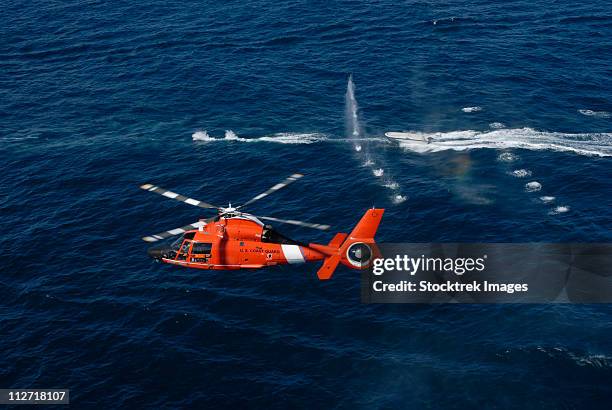 a helicopter crew trains off the coast of jacksonville, florida. - guardacostas fotografías e imágenes de stock