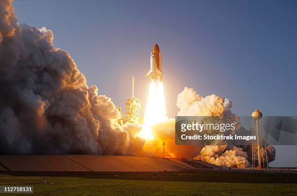 space shuttle discovery lifts off from its launch pad at kennedy space center, florida. - space shuttle stock pictures, royalty-free photos & images