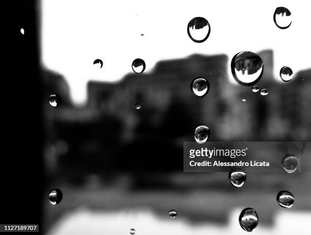 drops of water on the glass - trasparente ストックフォトと画像