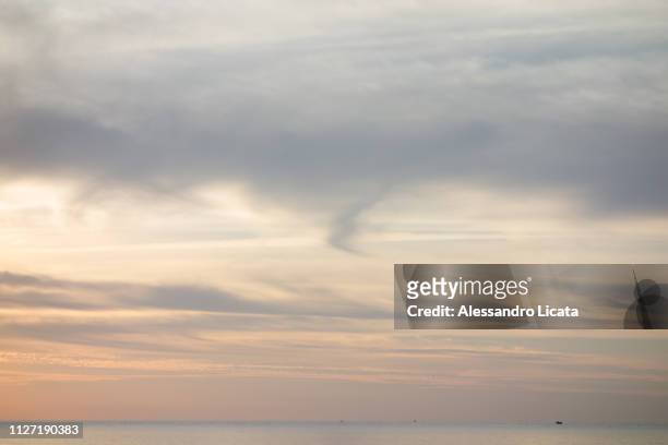 summer sea at sunset - sfondi stock-fotos und bilder