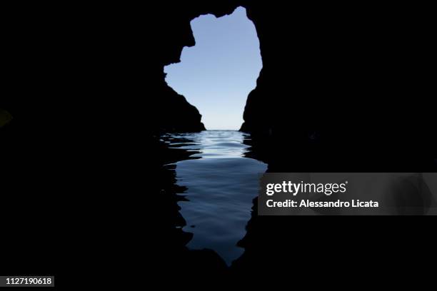 underwater cave with the visual backdrop - terreno accidentato stockfoto's en -beelden