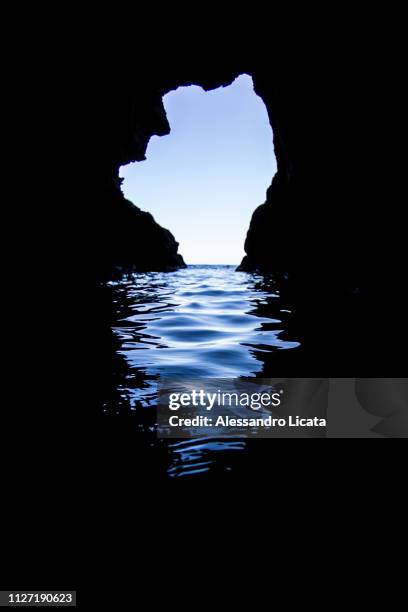 underwater cave with the visual backdrop - subacqueo stock pictures, royalty-free photos & images