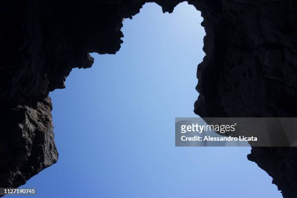 rock and sky - scogliera stockfoto's en -beelden