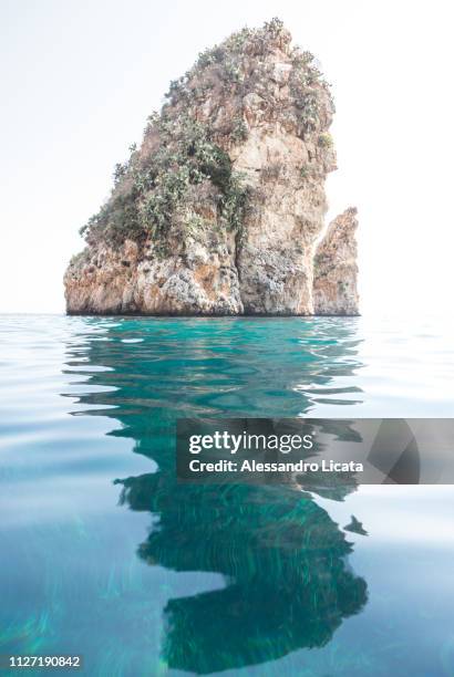 stack in the sea - scogliera 個照片及圖片檔
