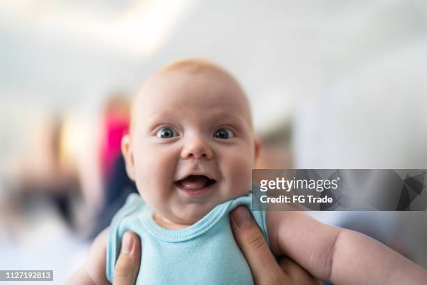 schattige pasgeboren babyjongen lachen - baby stockfoto's en -beelden