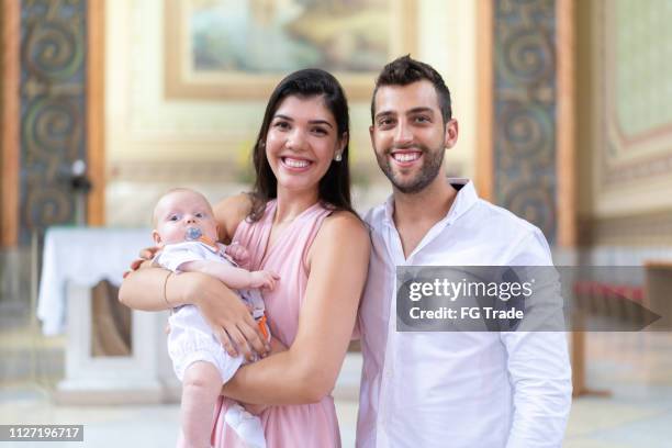 ouders met een baby - dopen stockfoto's en -beelden