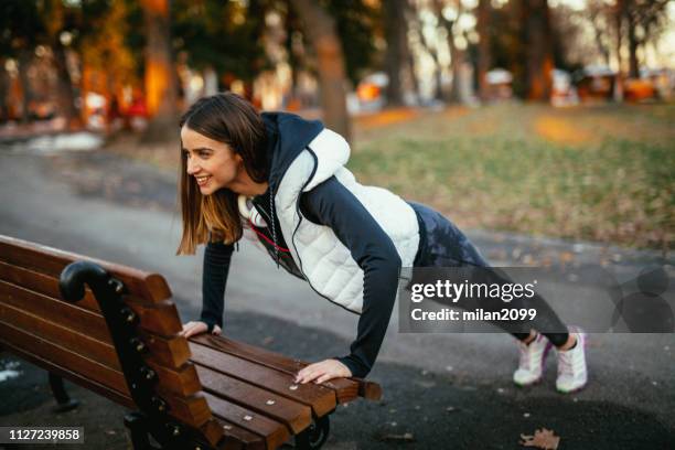 frau macht einen push-up - push ups stock-fotos und bilder