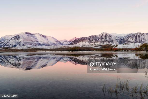 waterton lakes nationalpark, alberta, kanada, bei sonnenaufgang - waterton lakes national park stock-fotos und bilder