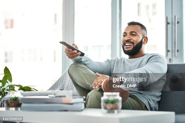 flicking via naar de sportzender - changing channels stockfoto's en -beelden