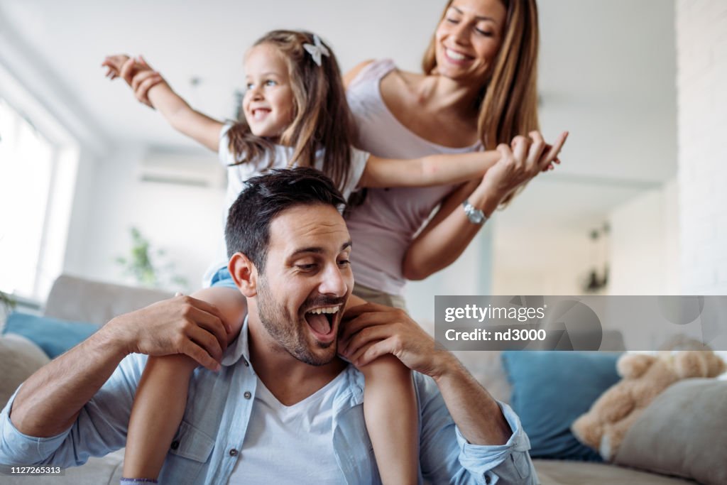 Familia feliz divertirse en casa del tiempo