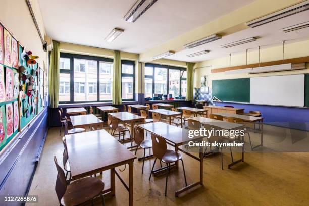 klas zonder mensen op basisschool! - leeg bureau stockfoto's en -beelden
