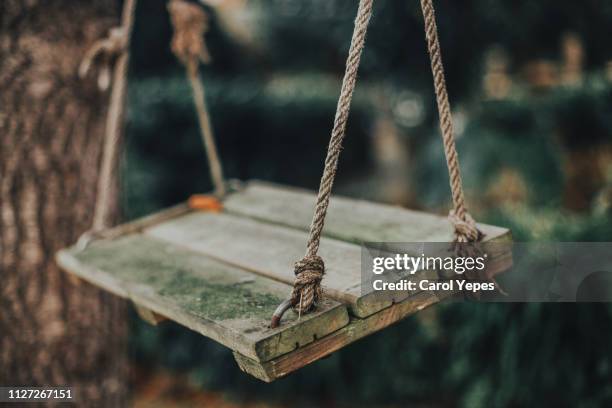 old wooden   swing - schommelen bungelen stockfoto's en -beelden