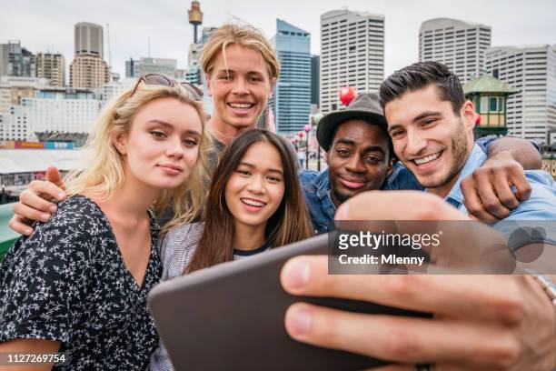 studenti su roadtrip vlogging da sydney australia - cinque persone foto e immagini stock