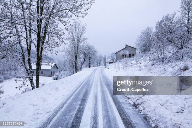 nature - route enneigée - temps qu'il fait stock-fotos und bilder