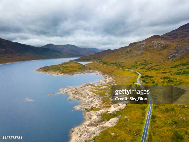 rejoindre loch cluanie dans glen shiel, highlands d’ecosse - glen shiel photos et images de collection