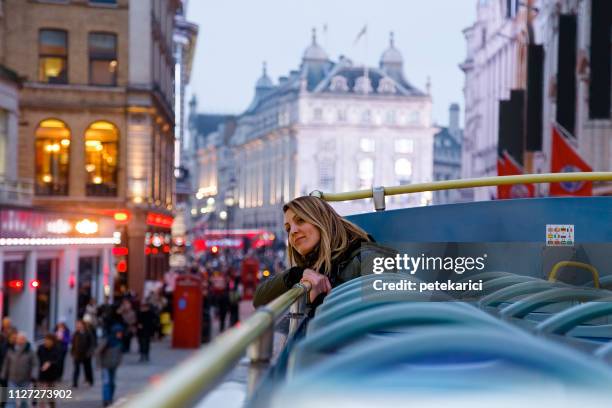 toeristische neem een bus tour in londen - dubbeldekker bus stockfoto's en -beelden