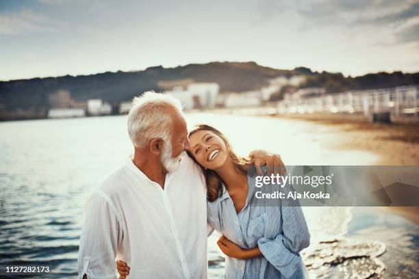 mon grand-père est une personne avec l’argent dans ses cheveux et l’or dans son cœur. - old man young women photos et images de collection