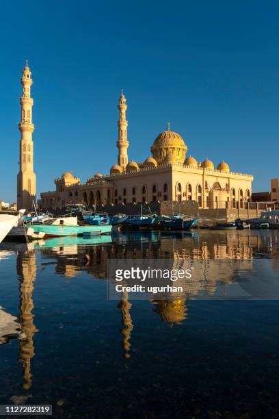 mosque and harbor in hurghada, egypt - hurghada stock pictures, royalty-free photos & images