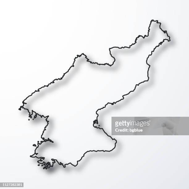 nordkorea-landkarte - schwarze kontur mit schatten auf weißem hintergrund - north korea stock-grafiken, -clipart, -cartoons und -symbole