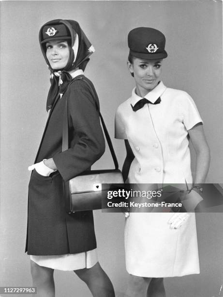 Le nouvel uniforme des hôtesses de l'air d'Air France créé par le couturier Cristóbal Balenciaga porté à partir de juin 1969.