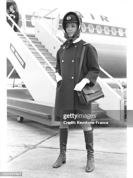 Le nouvel uniforme des hôtesses de l'air d'Air France créé par le couturier Cristóbal Balenciaga porté à partir de juin 1969 : la tenue avec manteau...