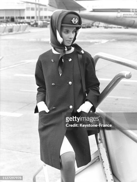 Le nouvel uniforme des hôtesses de l'air d'Air France créé par le couturier Cristóbal Balenciaga porté à partir de juin 1969 : la tenue avec manteau...