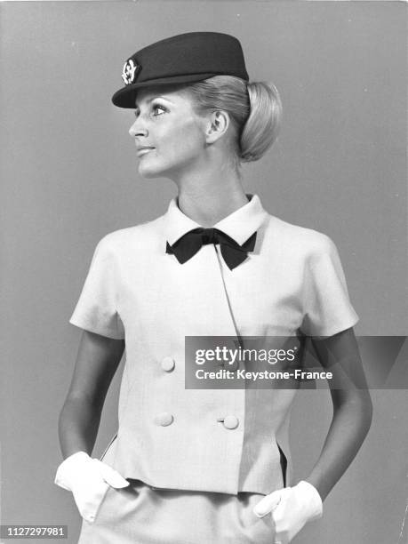 Le nouvel uniforme créé par le couturier Cristóbal Balenciaga pour les hôtesses de l'air d'Air France, porté à partir de juin 1969.