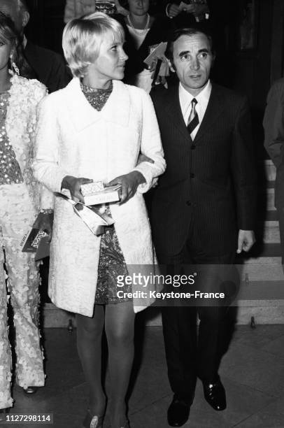 Charles Aznavour et sa femme Ulla arrivant au Teatro Sistina pour assister à la remise du prix du 'Masque d'Argent' couronnant les personnalités des...
