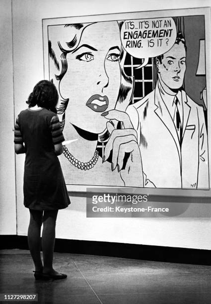Une visiteuse admire 'Engagement ring' de l'artiste pop-art Roy Lichtenstein lors d'une visite privée d'une exposition à la Tate Gallery le 5 janvier...