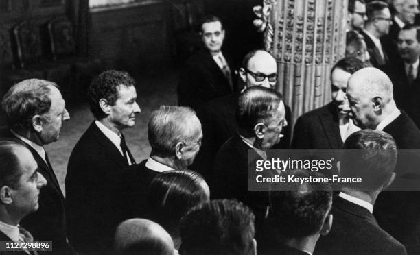 Le général de Gaulle reçoit les voeux de Georges Auric, directeur de l'Opéra, derrière lui Maurice Escande de la Comédie française, Jean-Louis...