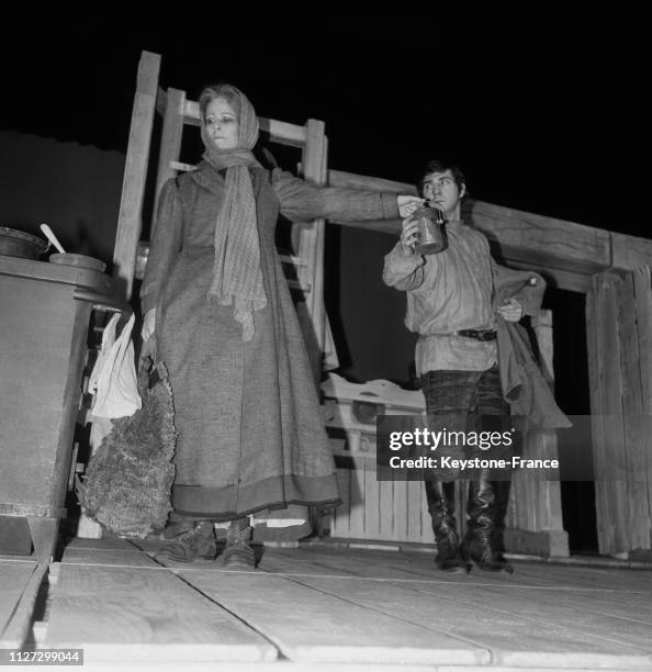 Eléonore Hirt et Pierre Santini dans la pièce 'La Mère' de Bertold Brecht au Théâtre national populaire de Paris, France, le 8 janvier 1968.