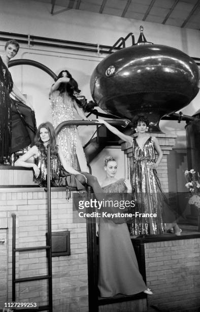 Sous un gigantesque alambic, les mannequins de chez Lanvin présentent les nouveaux modèles, au premier plan l'actrice Geneviève Grad, à Paris,...