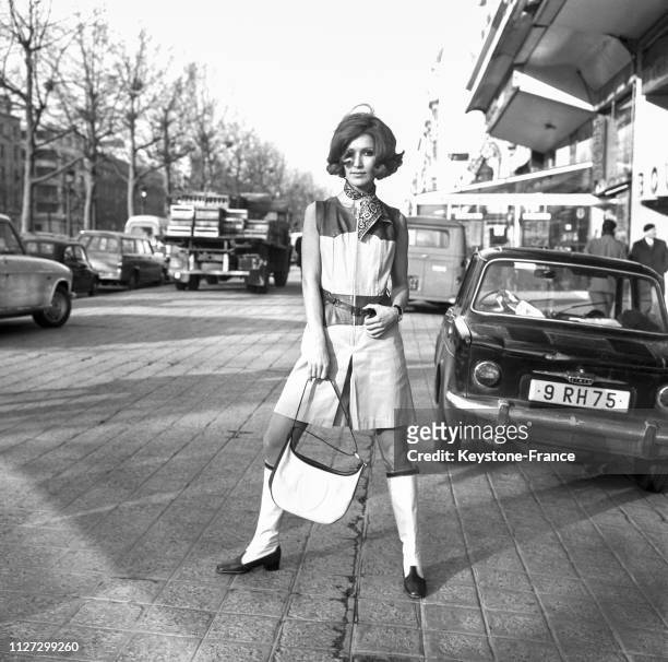 Mannequin portant des bottes 'Safari' en lin blanc et cuir, à Paris, France, le 16 janvier 1968.
