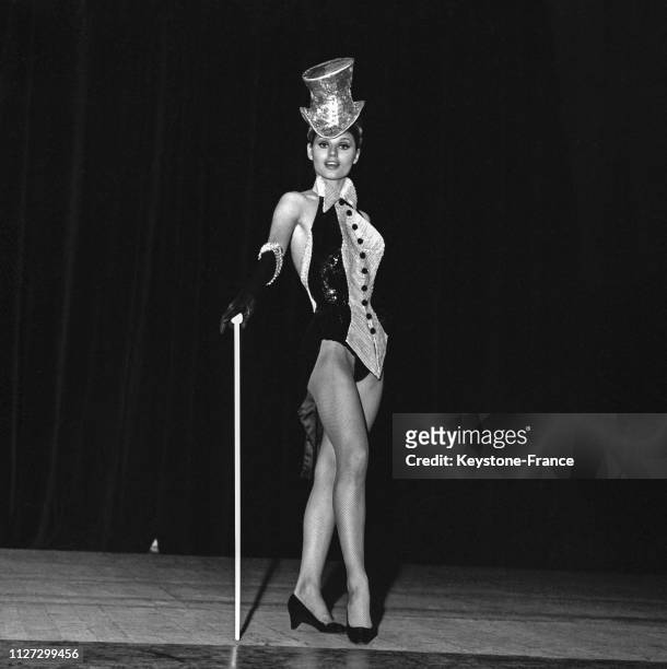 Marlène Charell, la nouvelle danseuse des 'Folies Bergère' en 'Marlène Dietrich', à Paris, France, le 22 janvier 1968.