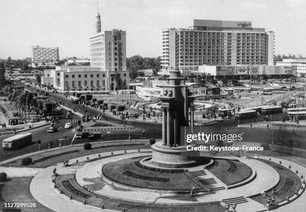 Vue générale de la place Tahrir au Caire, Egypte, en janvier 1968.