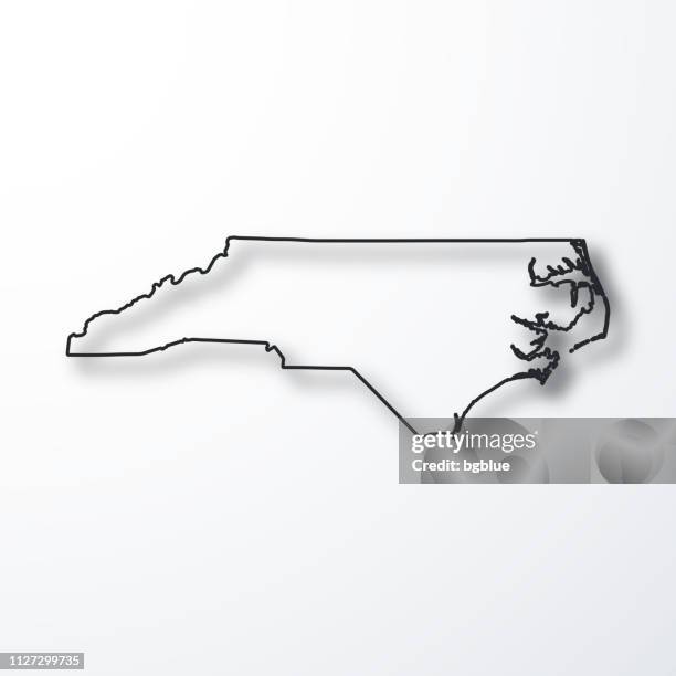 ilustraciones, imágenes clip art, dibujos animados e iconos de stock de mapa de carolina del norte - negro contorno con sombra sobre fondo blanco - charlotte carolina del norte