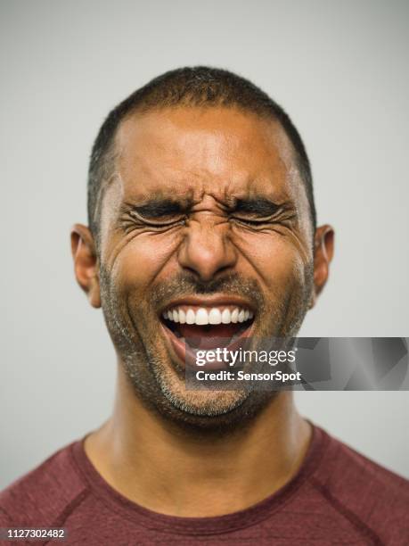 echte pakistaanse man met opgewonden expressie en ogen dicht - expression stress stockfoto's en -beelden