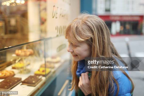 a 12 years old girl in the streets of paris - 12 13 jaar stockfoto's en -beelden